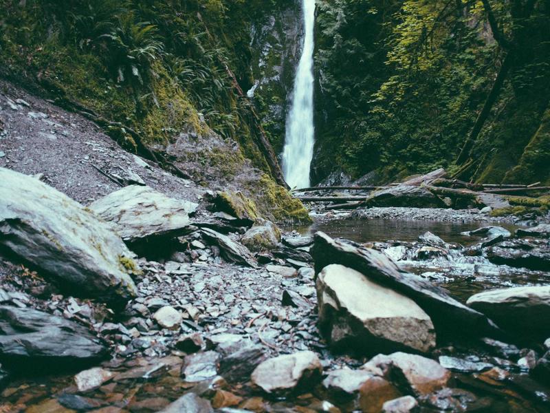 Composition funéraire sobre